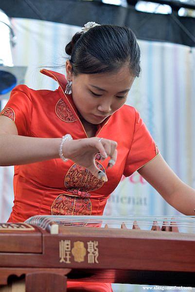 Zhang Ye playing the guzheng (image from Zhang Ye's website)